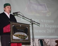 Председатель Новоузенской мечети Рушан Акчурин благодарит гостей